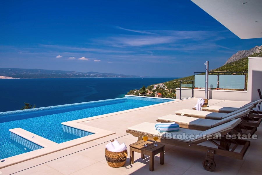 Moderna vila sa bazenom i pogledom na more, na prodaju