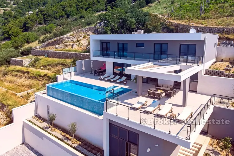 Moderna vila sa bazenom i pogledom na more, na prodaju