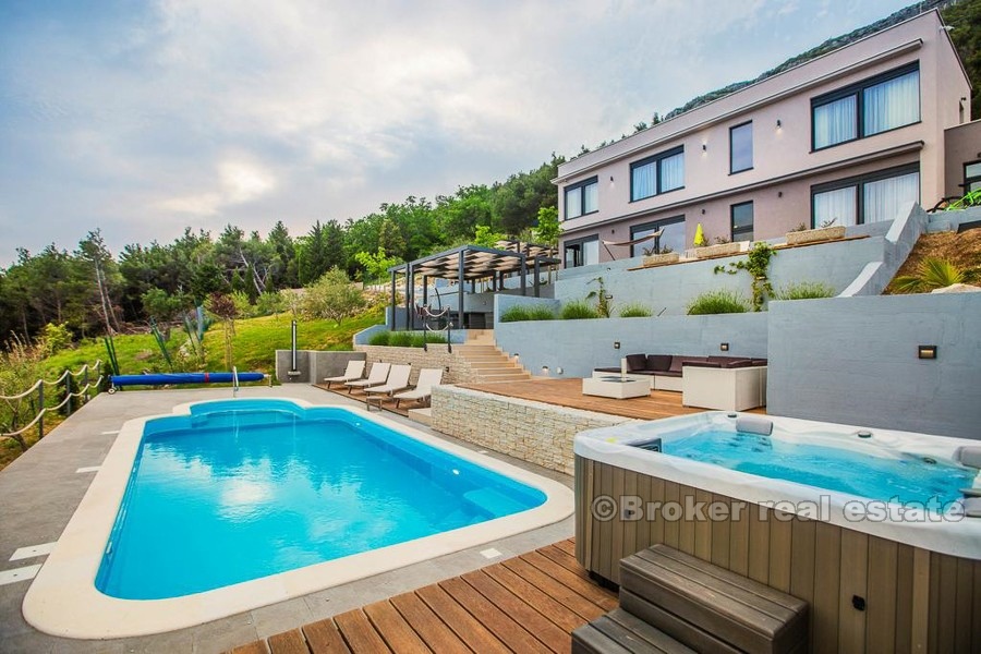 Moderna villa di recente costruzione con piscina, in vendita