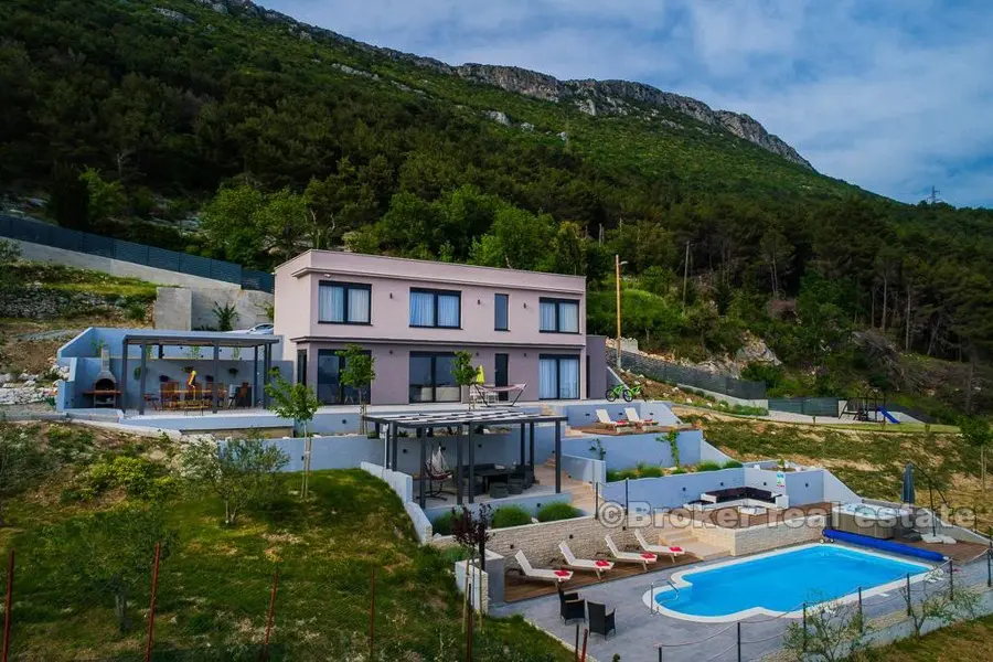Villa moderne nouvellement construite avec piscine, à vendre