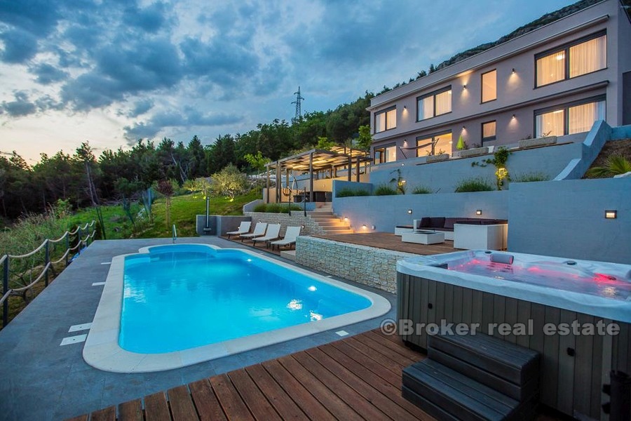 Moderne nybygd villa med basseng, til salgs