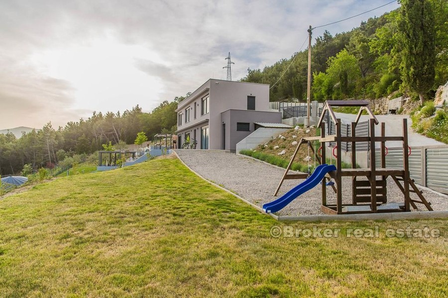 Villa moderne nouvellement construite avec piscine, à vendre