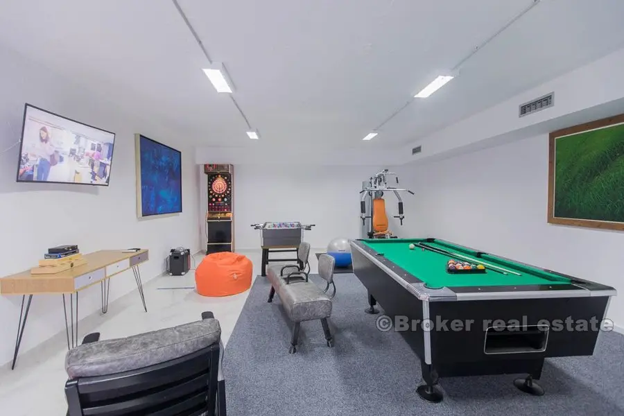 Moderne Neubauvilla mit Pool, zu verkaufen