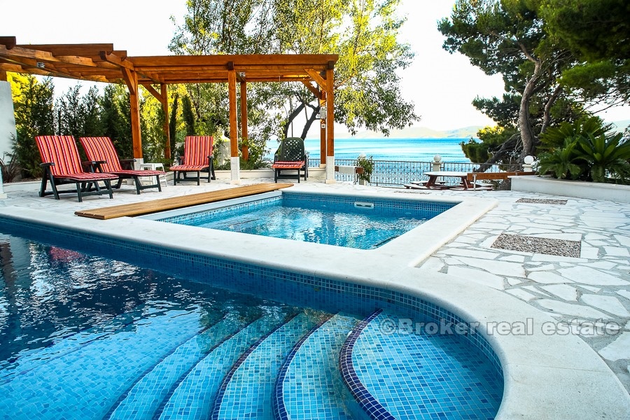 Villa med svømmebasseng, til salgs