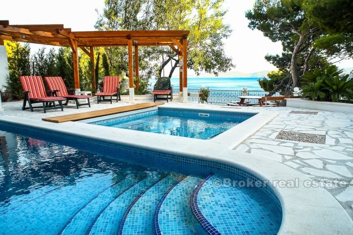 Villa with swimming pool, for sale