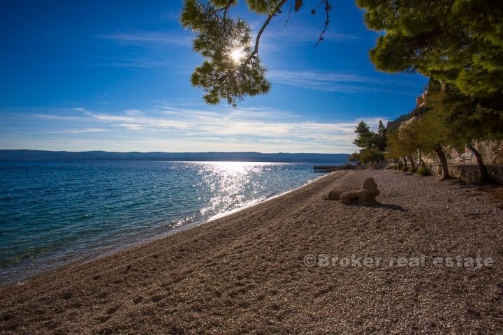 Attractive land, in the first row to the sea, for sale