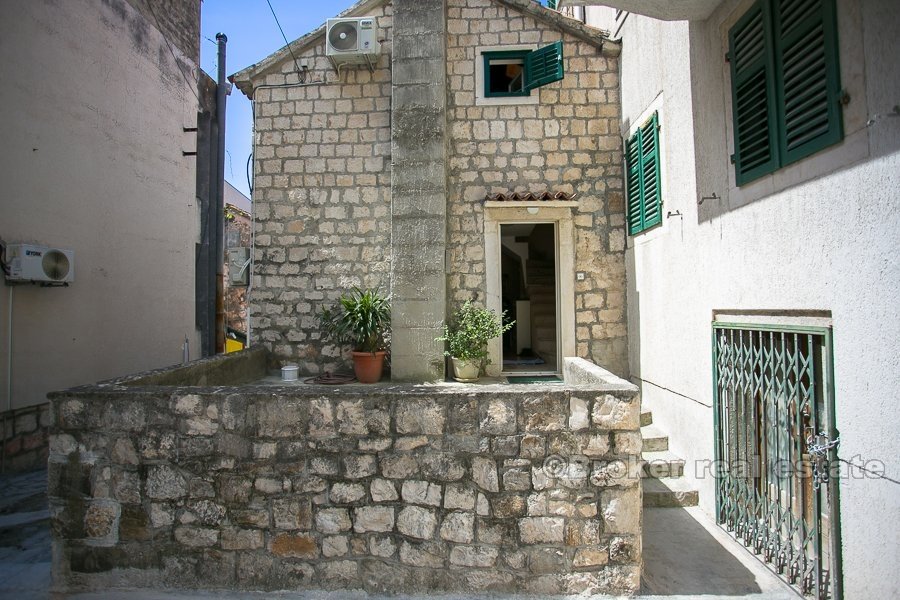 Appartamento duplex in una casa di pietra, in vendita