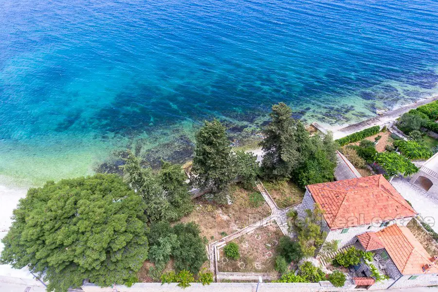 Alte gestohlene Villa, direkt am Meer, zu verkaufen