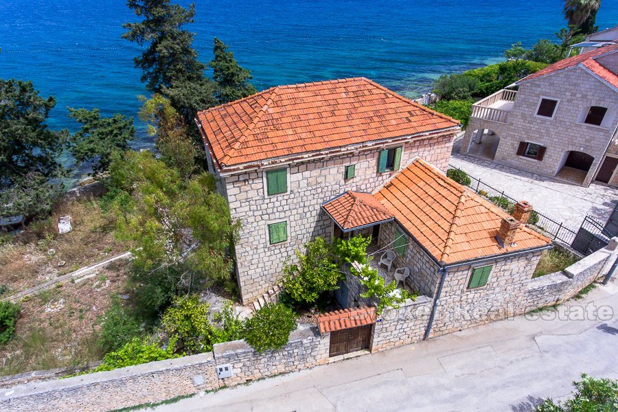 Ancienne villa volée, front de mer, à vendre