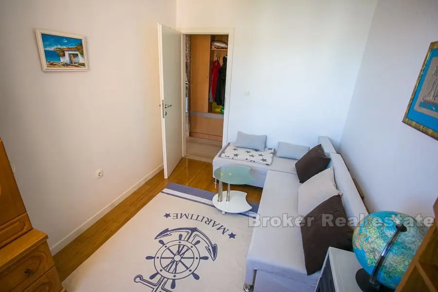 Fin to-roms leilighet med utsikt over havet