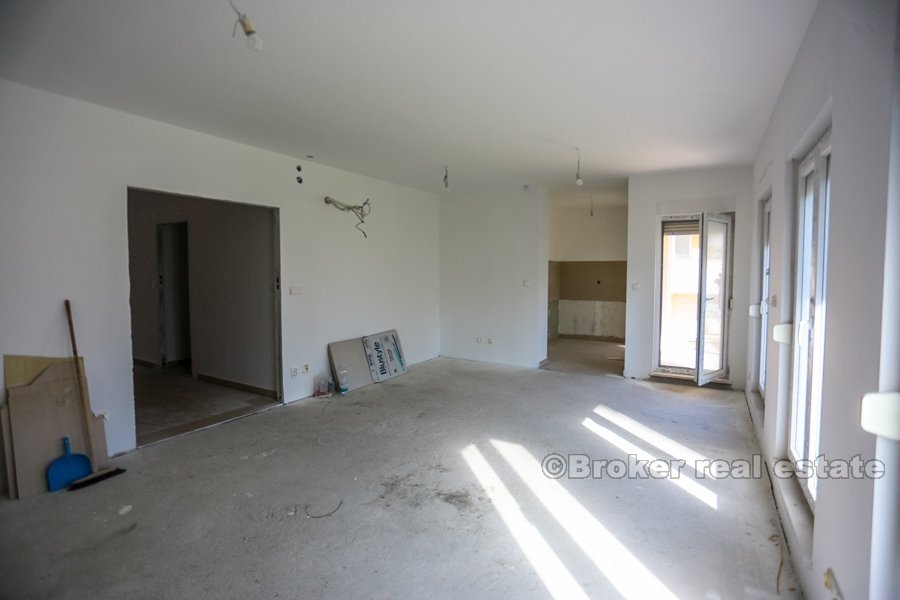 Appartement de trois chambres dans le nouveau bâtiment à Znjan, vente