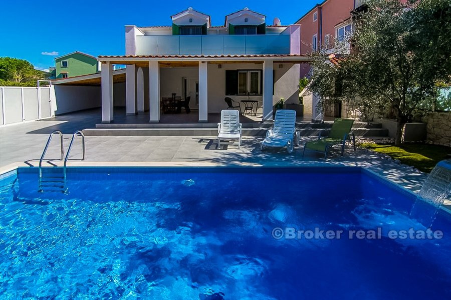Villa avec piscine, à 40 mètres de la mer, à vendre