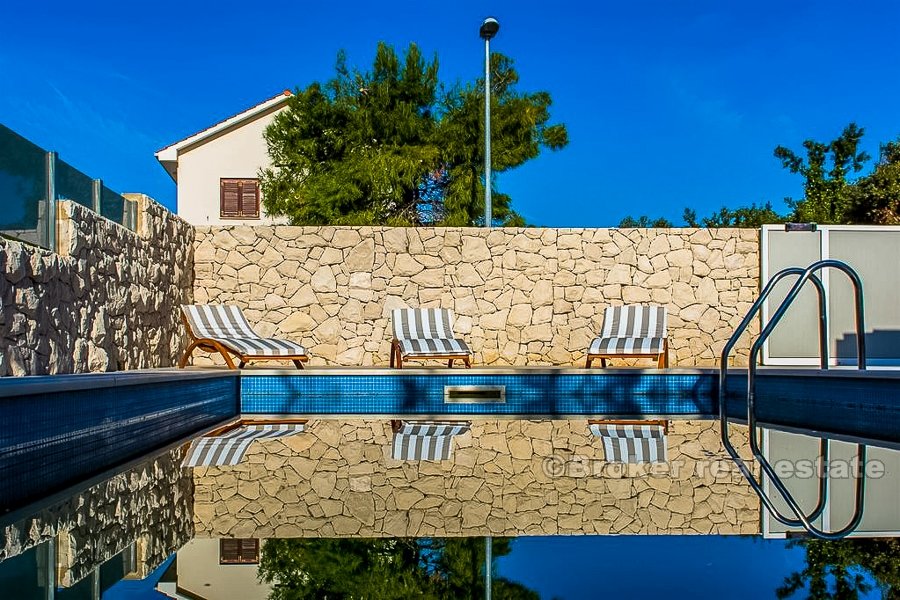 Villa med pool, 40 meter från havet, till salu
