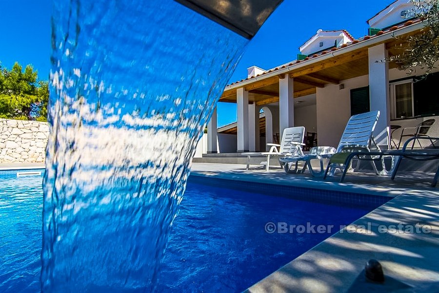 Villa med svømmebasseng, 40 meter fra sjøen, til salgs