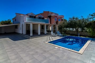 Villa with swimming pool, 40 meters from the sea, for sale