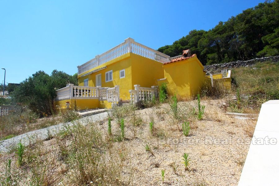 Nedokončený dům u moře na ostrově nedaleko Šibeniku
