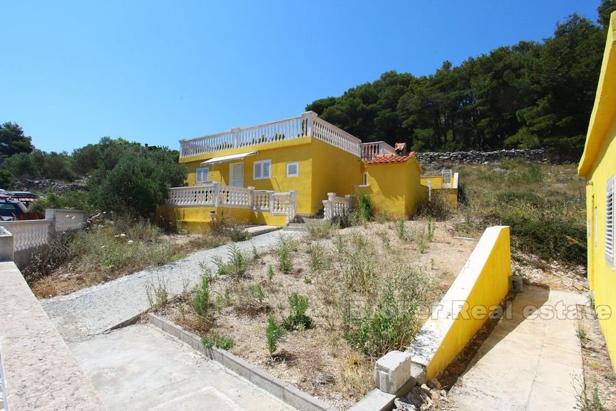 Maison inachevée près de la mer sur l'île près de Sibenik