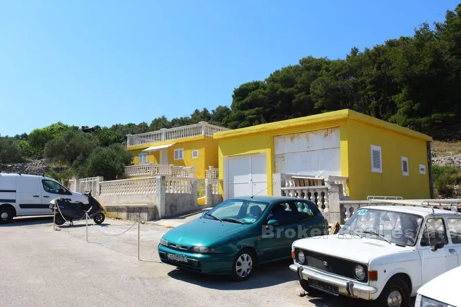 Nedokončený dům u moře na ostrově nedaleko Šibeniku