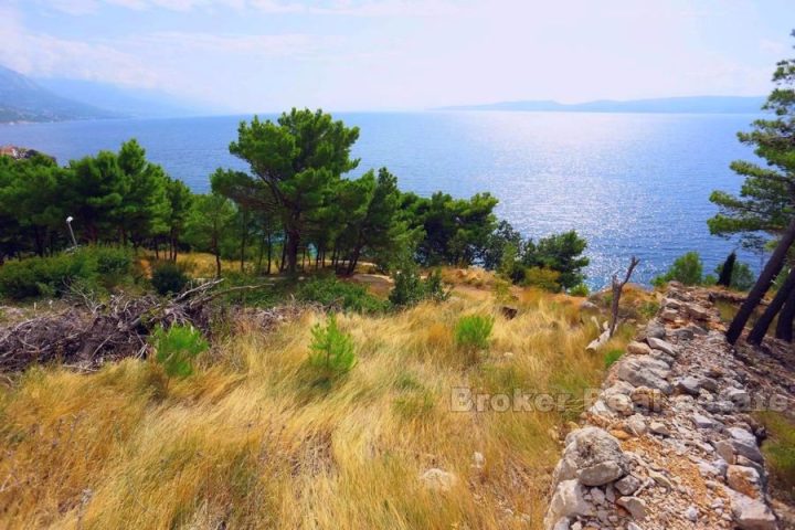 Land plot on the Omis Riviera, first row to the sea