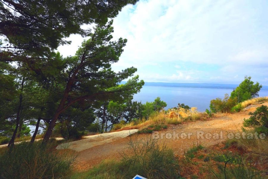 Land plot on the Omis Riviera, first row to the sea