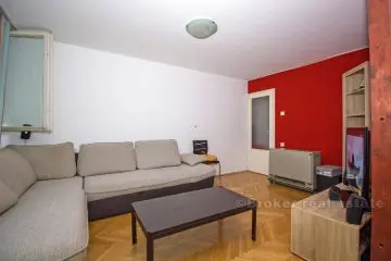 Bol, Three rooms apartment near city center, for sale