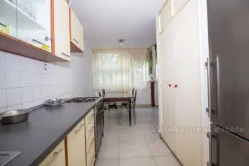 Bol, Three rooms apartment near city center, for sale