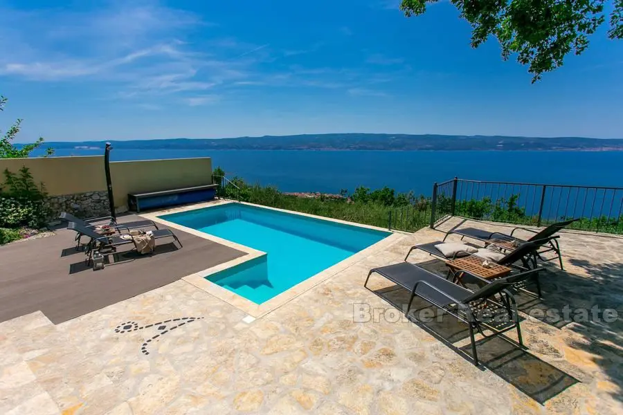 Vila s panoramatickým výhledem a bazénem