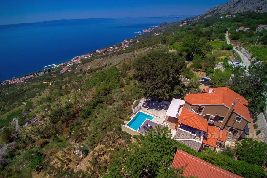 Villa med panoramautsikt och pool