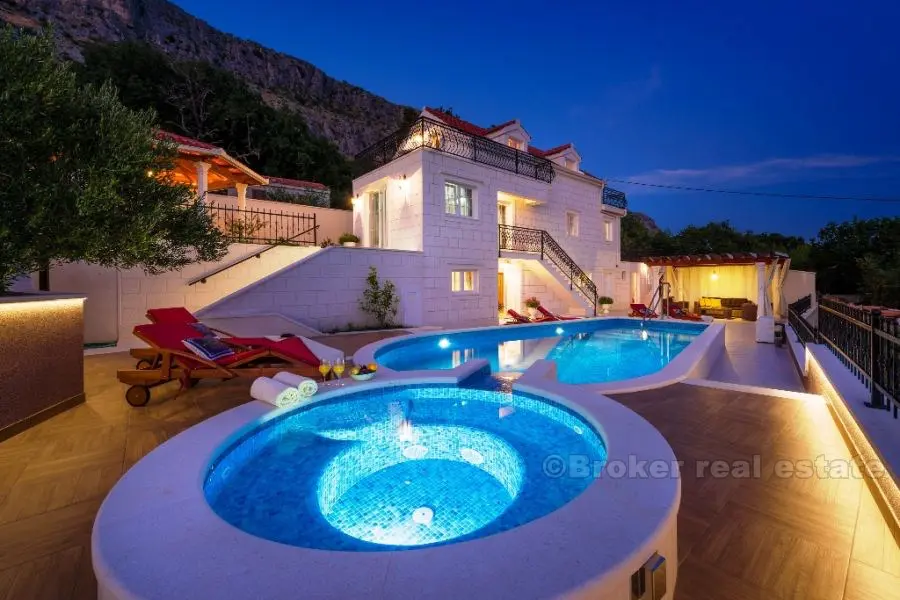 Villa avec piscine et vue fantastique