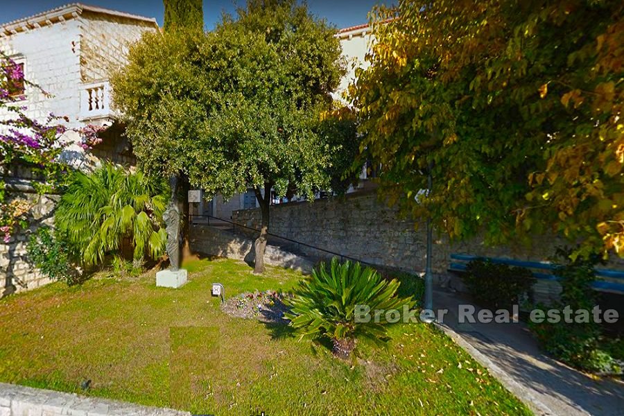 Stone villa 20m from the sea with a large plot of land
