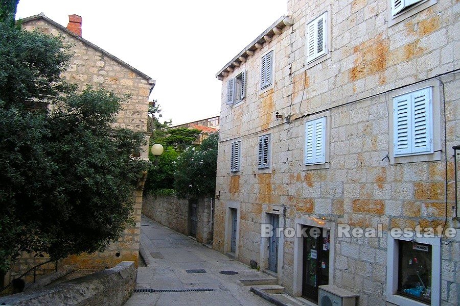Stone villa 20m from the sea with a large plot of land