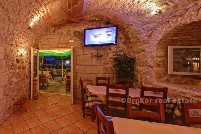 Restaurant in the first row to the sea, for sale