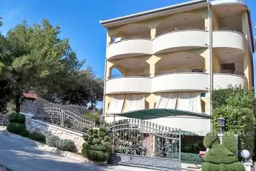 Apartment house with sea view, sale
