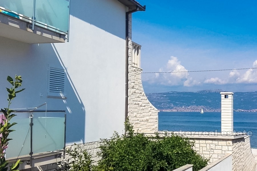 Apartment house, by the sea, for sale