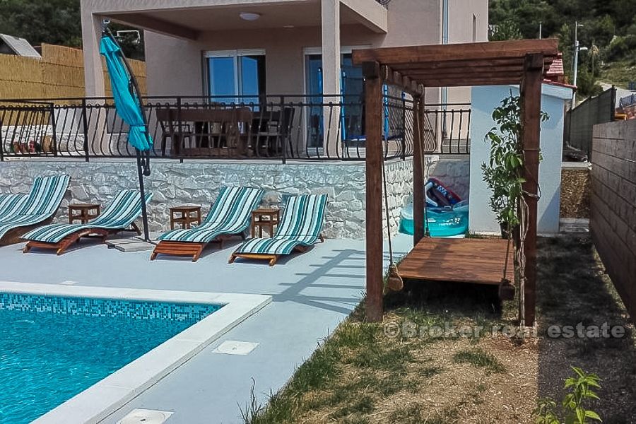 Kastela, nybyggd villa med pool