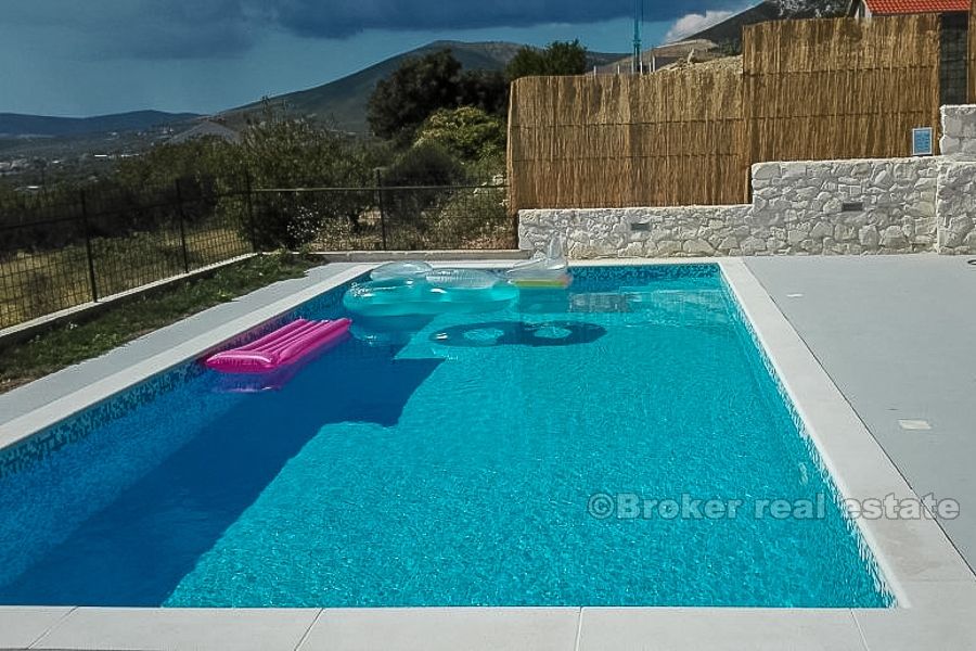 Kastela, nybyggd villa med pool