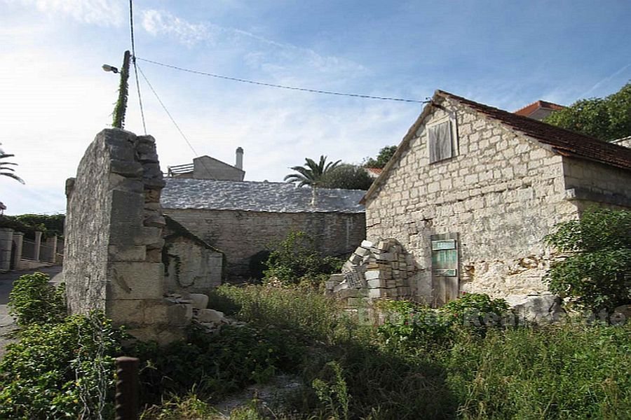 Building plot with stone house for reconstruction
