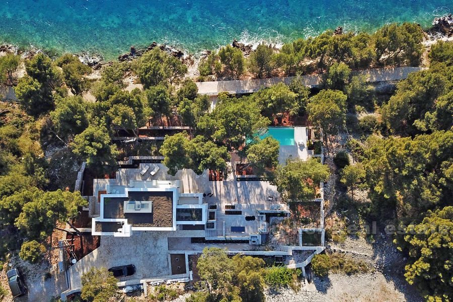 New, luxury and modern villa first row to the sea