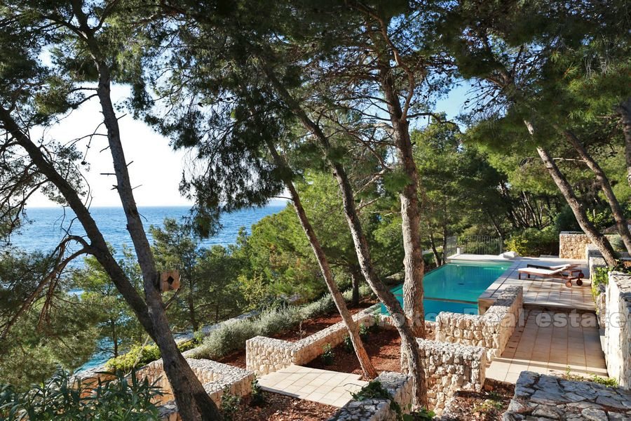 Neue, luxuriöse und moderne Villa in erster Reihe zum Meer