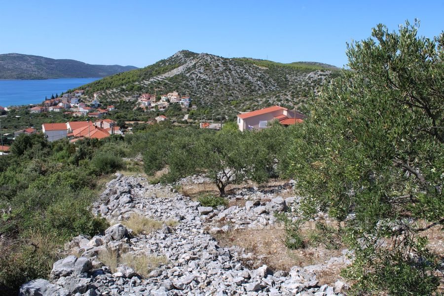 Poblíž Trogiru, stavba pozemku s výhledem na moře