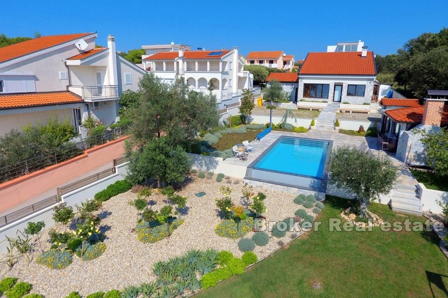 Attractive villa, first row to the sea with pool