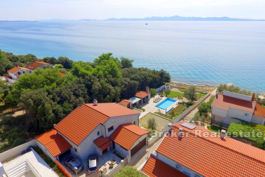 Attractive villa, first row to the sea with pool