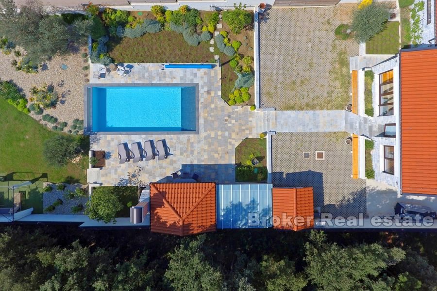 Attraktiv villa, första raden till havet med pool
