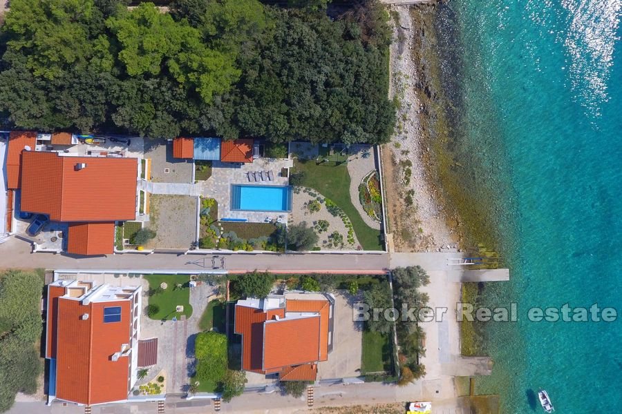 Attraktiv villa, første rad mot sjøen med svømmebasseng