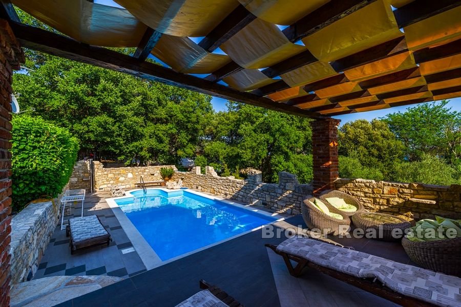 Villa avec piscine et maison en pierre supplémentaire