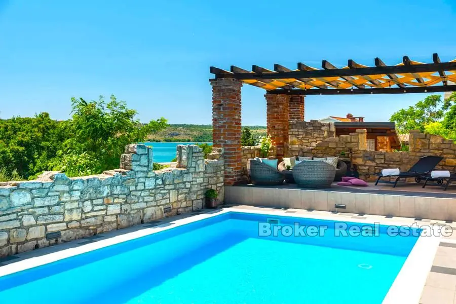 Villa avec piscine et maison en pierre supplémentaire
