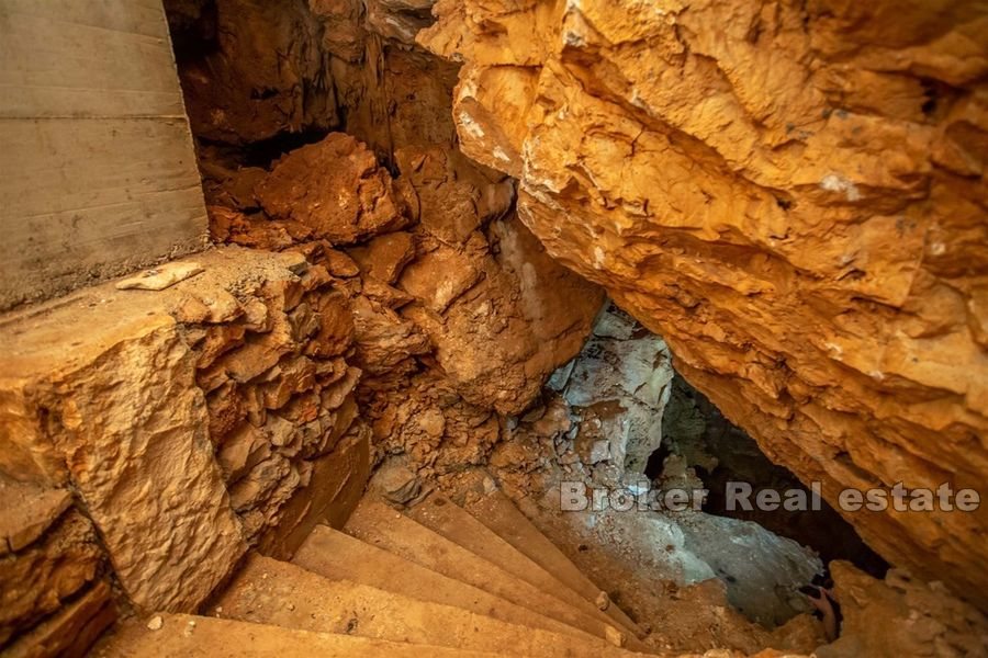 Objekt s kamennými domy a vlastní jeskyní