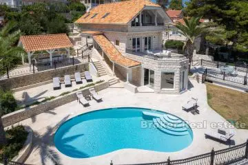 Stone villa with pool, first row to the sea