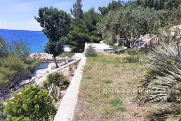 Villa in the first row to the sea