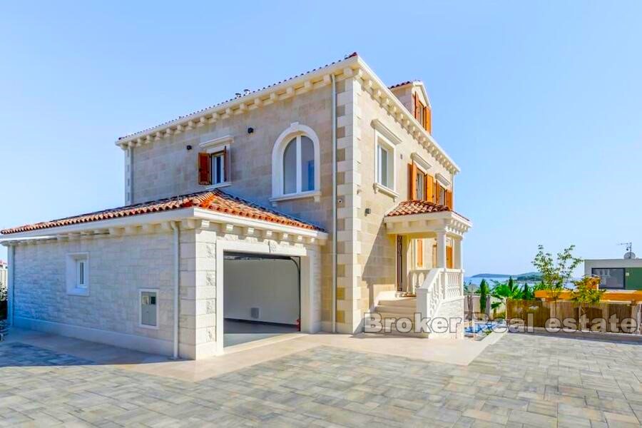 Villa en pierre nouvellement construite avec vue sur la mer